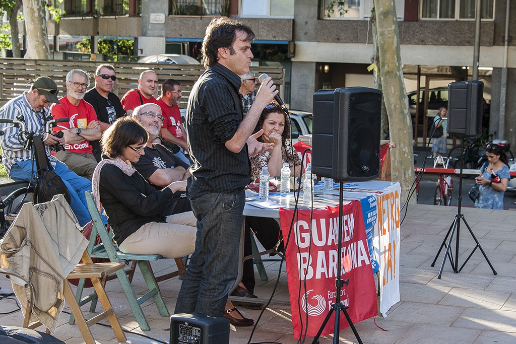 Jaume Asens, nou Regidor de Sants-Montjuïc, a La Marina recoltzant un acte de La Marina-Zona Franca En Comú